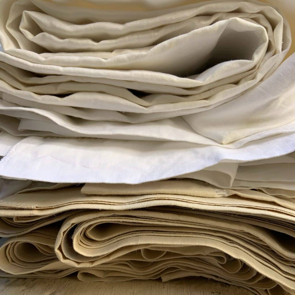 Draps anciens chinés le dimanche matin au marché du Peyrou à Montpellier